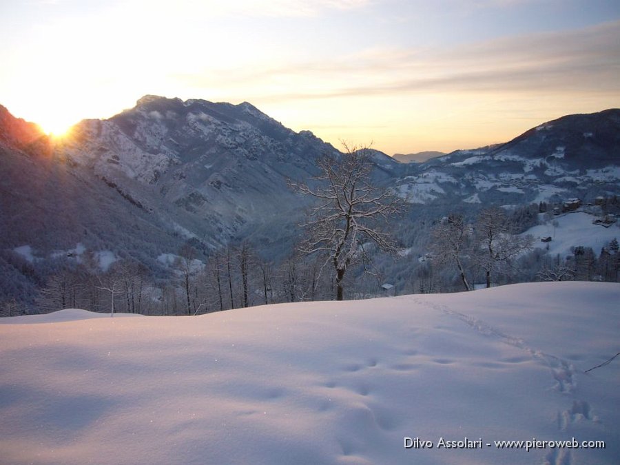 01 L'alba in val Taleggio....JPG